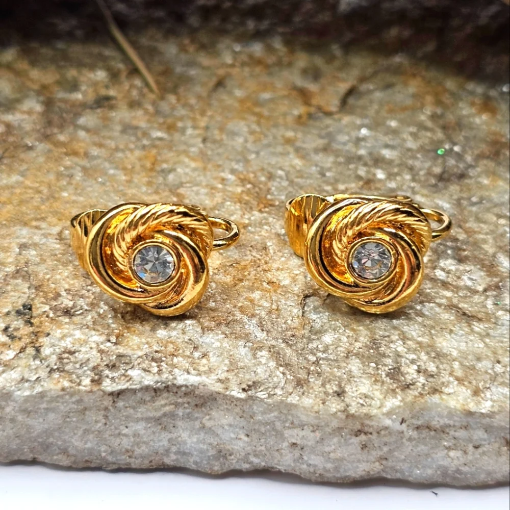 NIB Designer Avon 1999 Center Rhinestone Knot Clip Earrings Clip-On Gold Tone